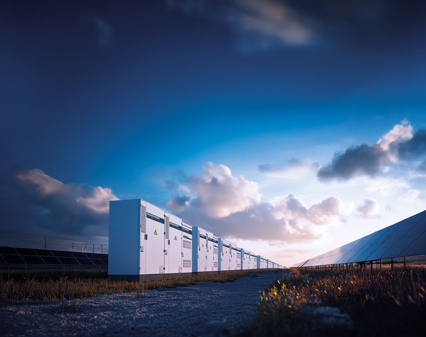 Sistemi di accumulo di energia a batteria SOCOMEC in prossimità dei pannelli solari