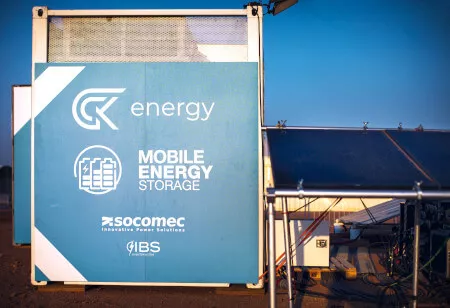Container mobile per l'accumulo di energia associato a pannelli solari. Diritti d'autore della foto: @GCK