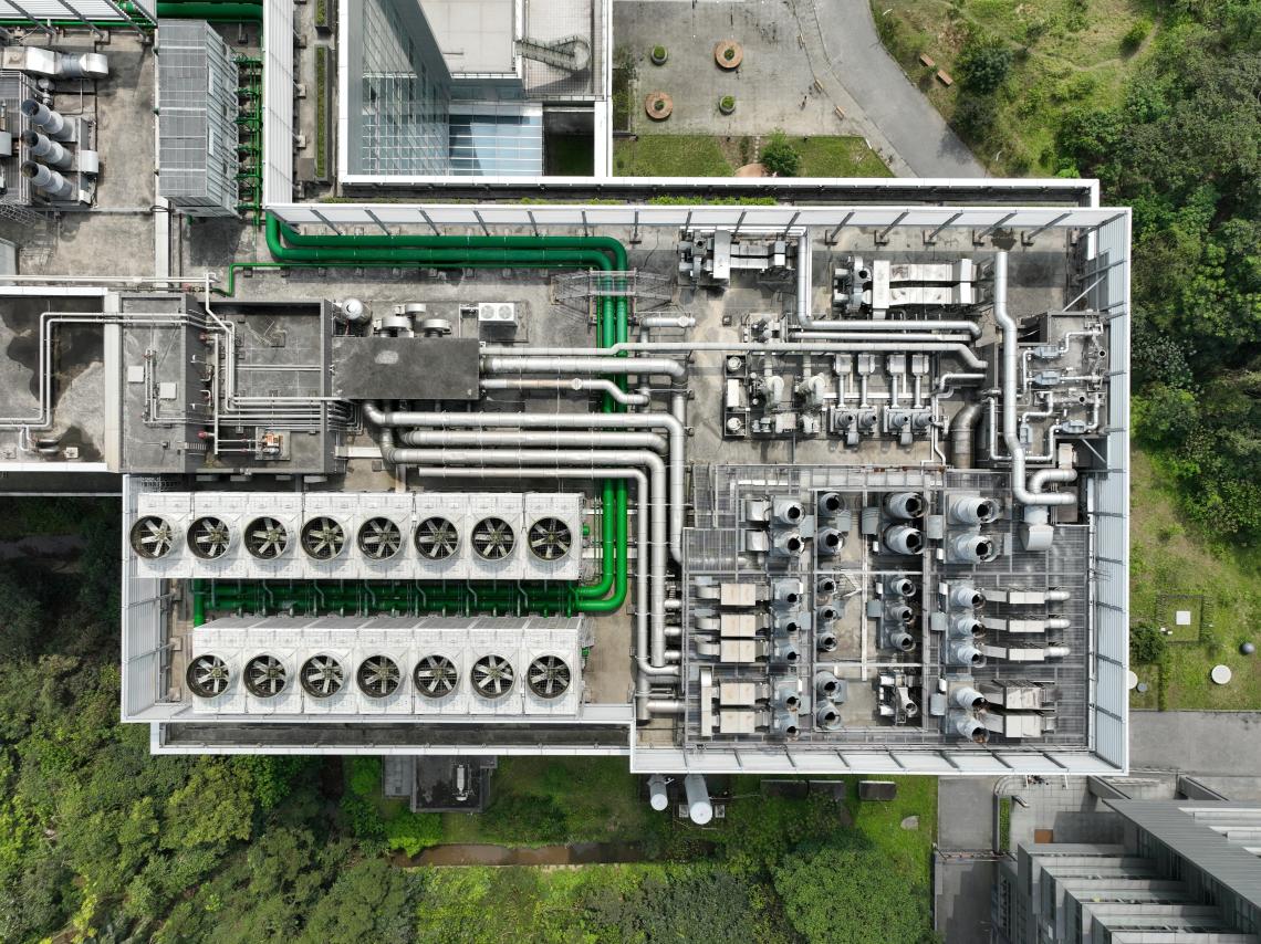 Tetto di un data center con l'intero sistema di ventilazione e raffreddamento